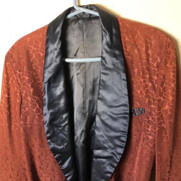 1950 maroon pattern smoking jacket w/black collar, cuff ,belt. No label or size - Picture 3 of 10